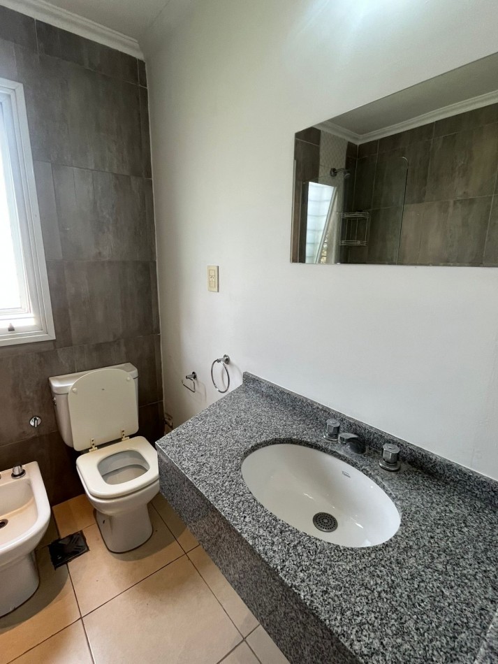 DUPLEX DE TRES DORMITORIOS CON DOS COCHERAS EN COMPLEJO CERRADO SIN EXPENSAS EN YERBA BUENA APTO CREDITO