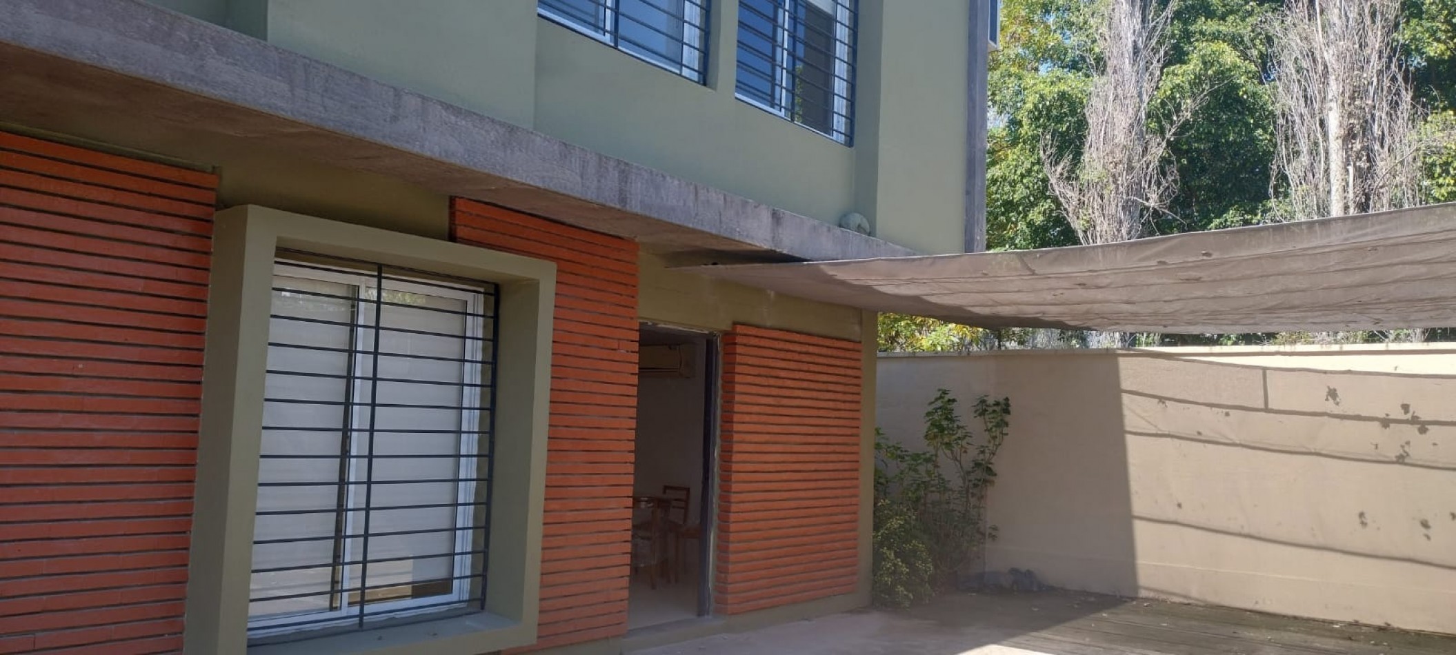DUPLEX DE TRES DORMITORIOS CON DOS COCHERAS EN COMPLEJO CERRADO SIN EXPENSAS EN YERBA BUENA APTO CREDITO