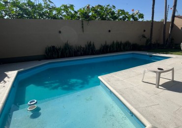 Importante casa con pileta y parque de tres dormitorios en San Juan al 4.600. Calle privada. Apta Credito hipotecario