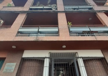 Departamento 2 dormitorios PB con cochera en San Lorenzo al 100