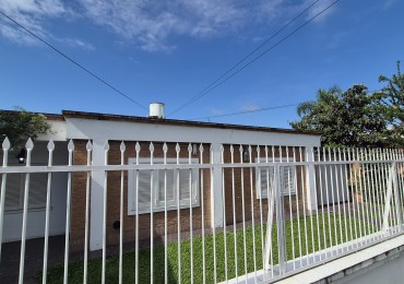 Casa de tres dormitorios en Barrio Kennedy con AA Split en todos los ambientes y pileta