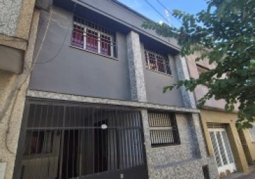 DUPLEX DE TRES DORMITORIOS EN BARRIO SUR RONDEAU AL 400 CON COCHERA
